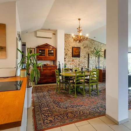 Stunning In With Kitchen Apartment *