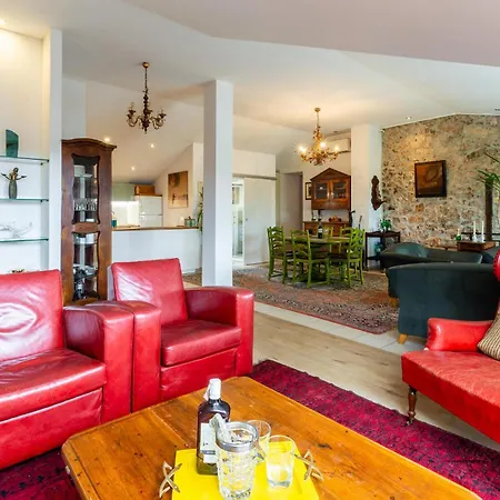 Stunning In With Kitchen Apartment *